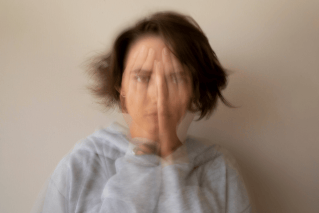 Portrait d'une jeune femme le visage floutée les mains devant son visage, illustration du parcours clarté proposé pour clarifier ses objectifs